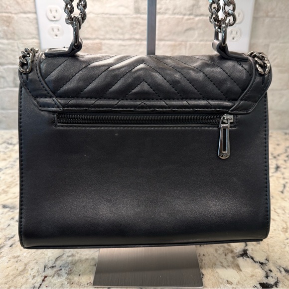 Flora & Co EUC Black Chevron Shoulder/Crossbody Bag w/Chain Detail - Picture 3 of 10